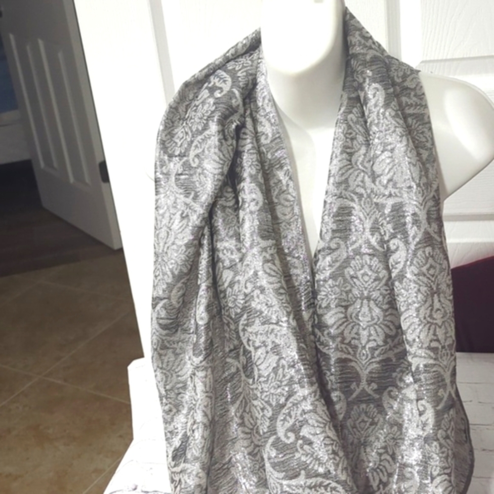 BEAUTIFUL SILVER AND GRAY SHIMMERING SCARF 70X27"